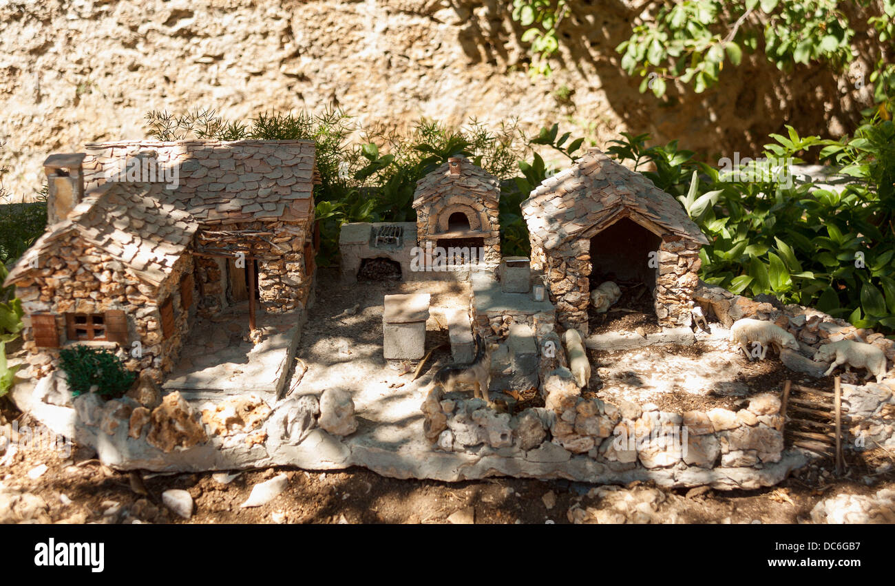 Miniatura stone house creato da un artista locale in Dol villaggio sull'isola di Brac, Croazia Foto Stock