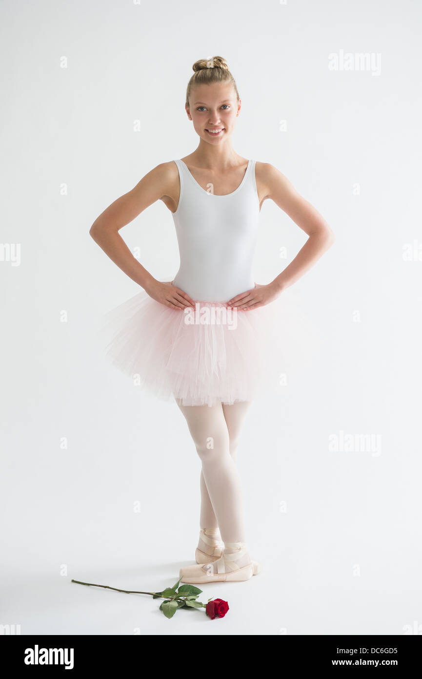 Teenage (16-17) ballerina con rosa rossa Foto Stock