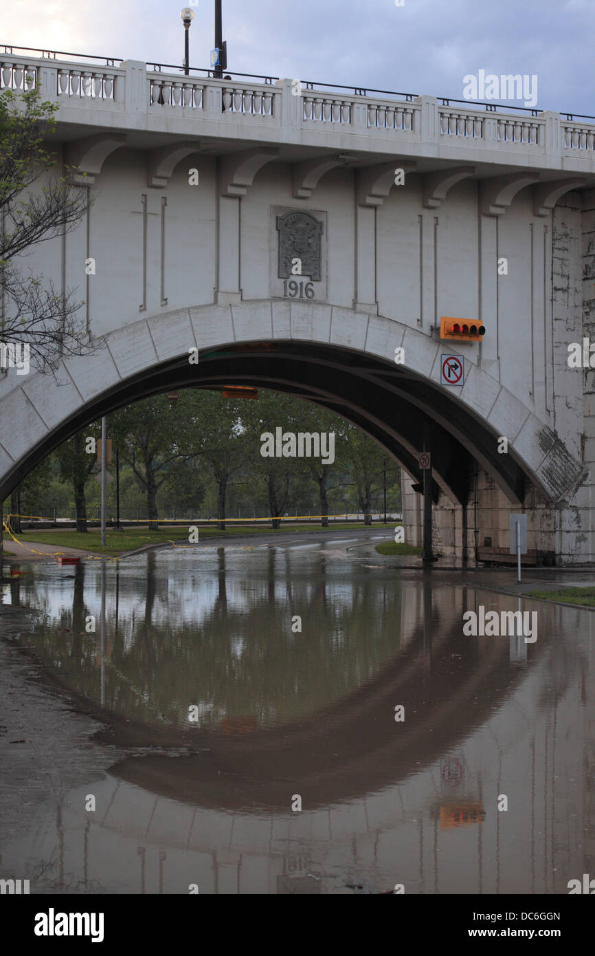 Centro Street Bridge riflessione in Calgary Foto Stock