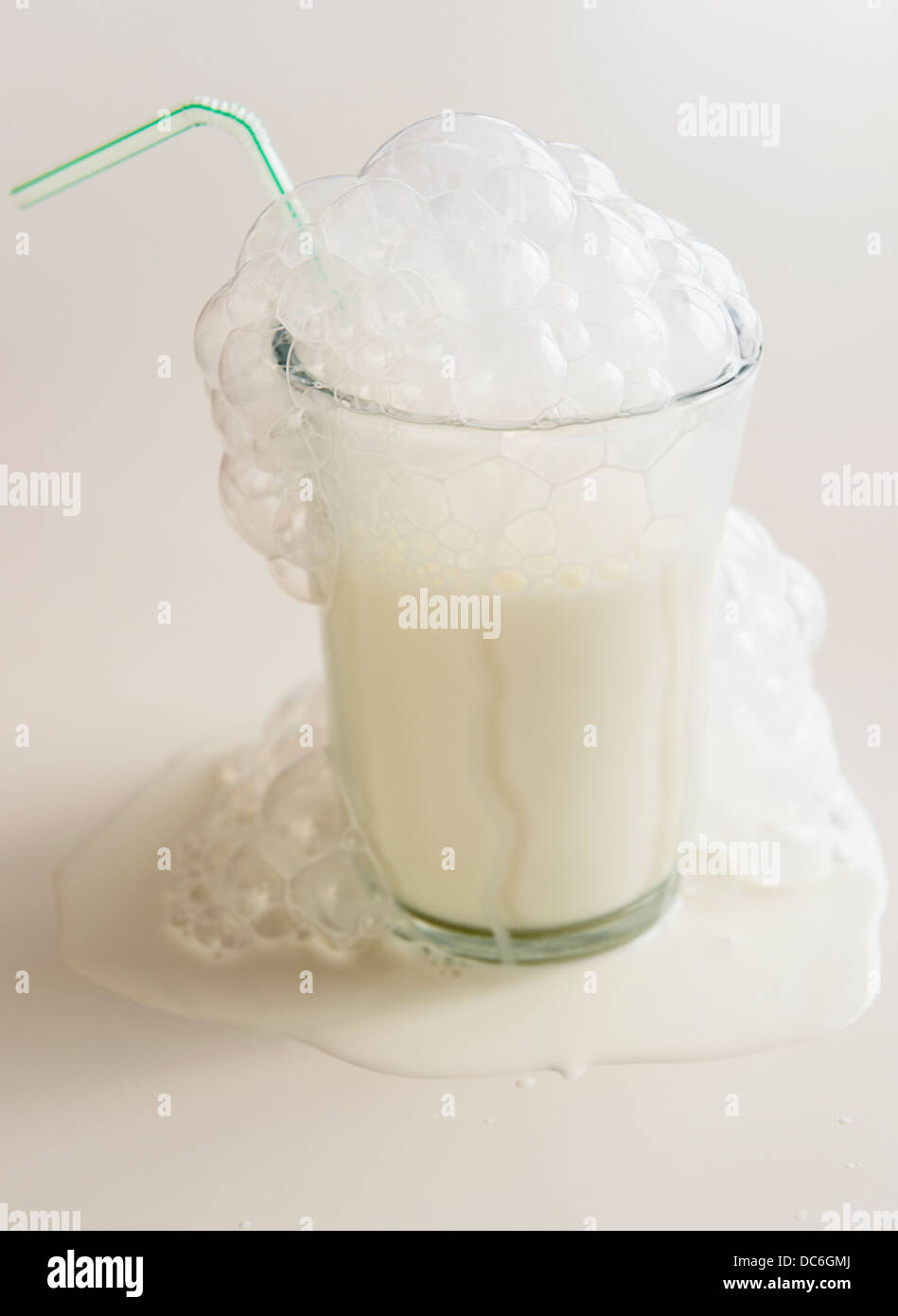 Studio shot di latte versato Foto Stock