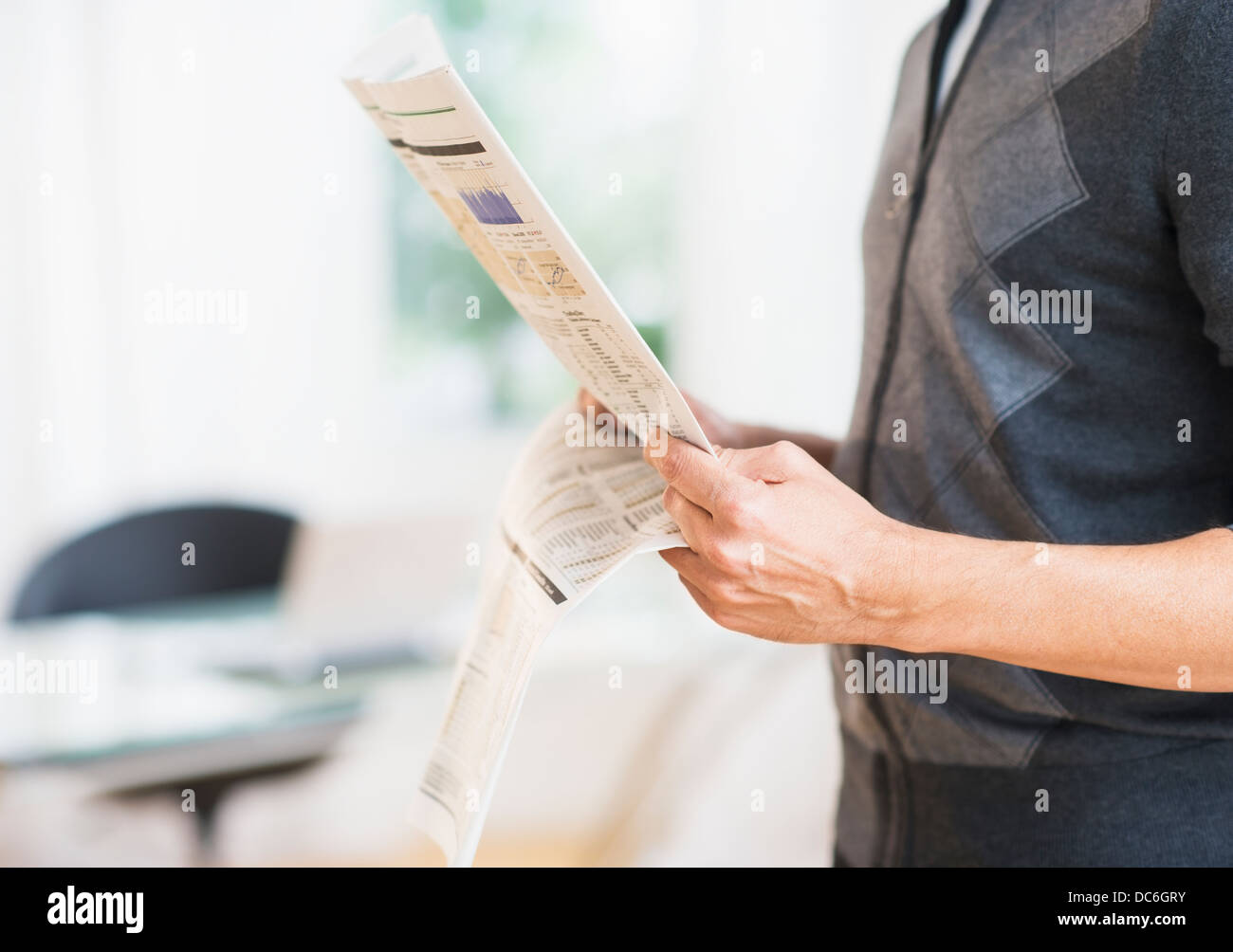 La sezione centrale dell'uomo giornale di contenimento Foto Stock