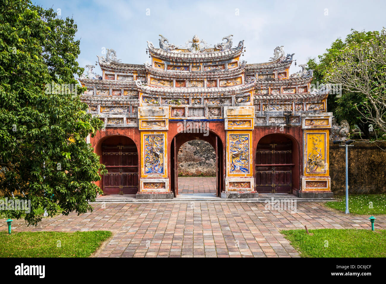 Un gate ornata al centro storico della città imperiale di Hue, Vietnam, in Asia. Foto Stock