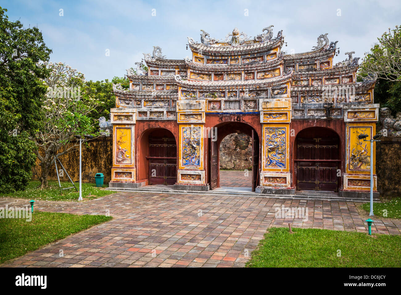 Un gate ornata al centro storico della città imperiale di Hue, Vietnam, in Asia. Foto Stock