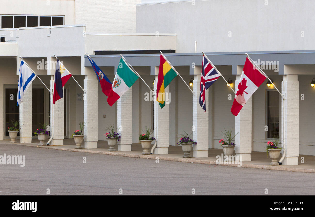 Bandiere di paesi multipli visualizzata su un edificio anteriore. Foto Stock