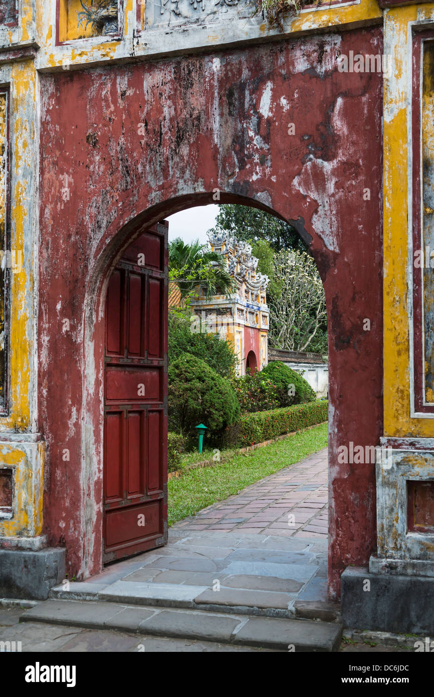 Un cancello rustico al centro storico della città imperiale di Hue, Vietnam, in Asia. Foto Stock