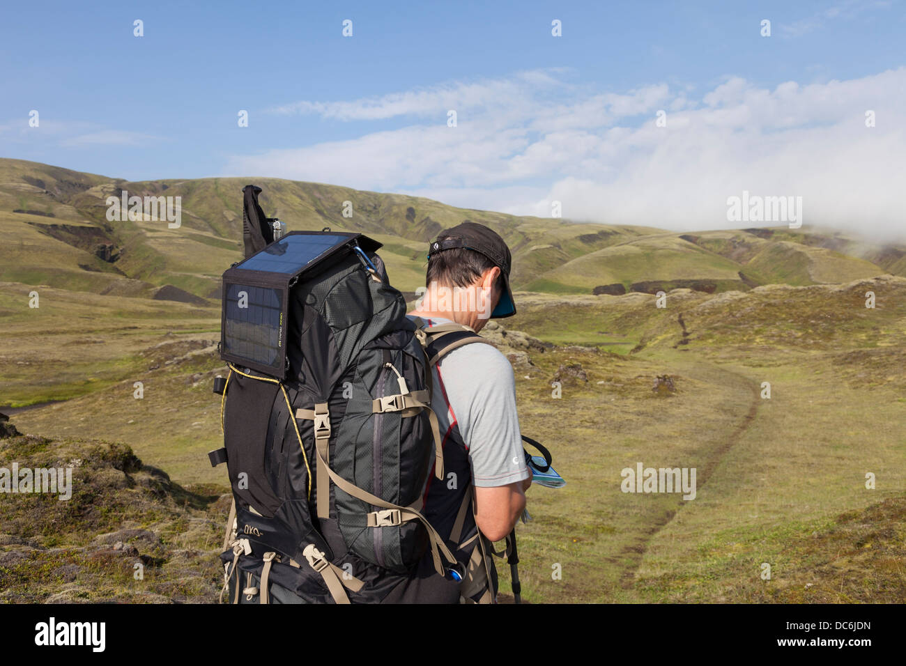 Escursionista con un pannello solare attaccata al suo zaino Foto Stock