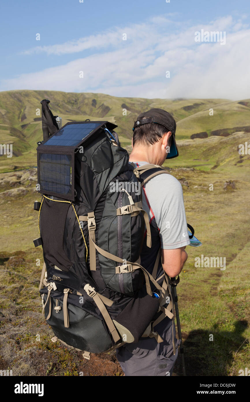 Escursionista con un pannello solare attaccata al suo zaino Foto Stock