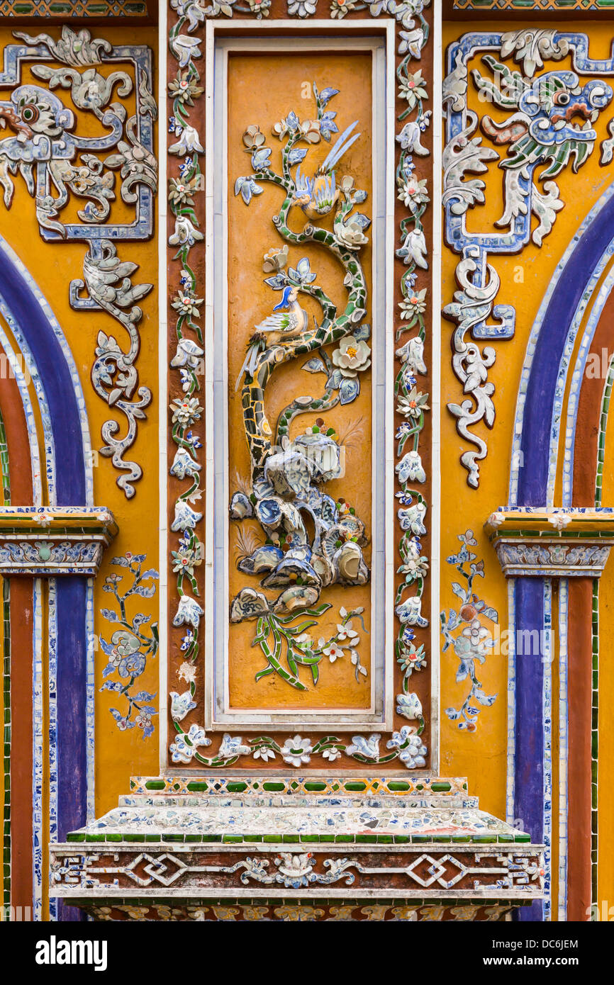 Un gate ornata al centro storico della città imperiale di Hue, Vietnam, in Asia. Foto Stock
