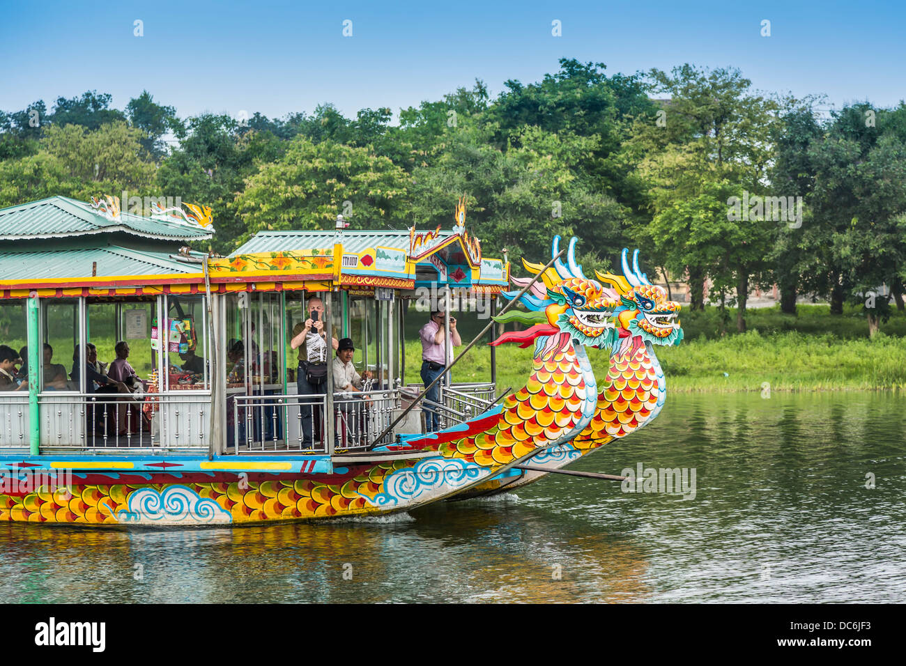Tourboats con teste lungo il Fiume Perfume vicino a tonalità, Vietnam, in Asia. Foto Stock