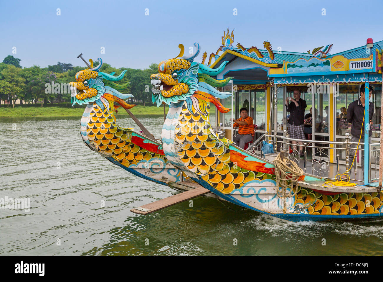 Tourboats con teste lungo il Fiume Perfume vicino a tonalità, Vietnam, in Asia. Foto Stock
