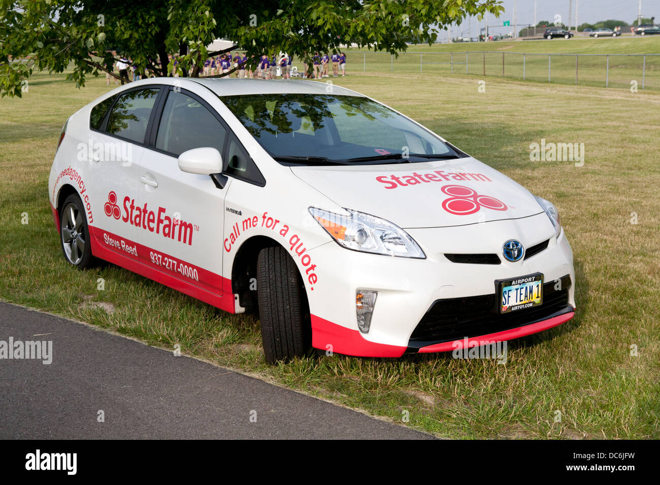 Automobile decorata in State Farm Insurance Company logo aziendali. Foto Stock