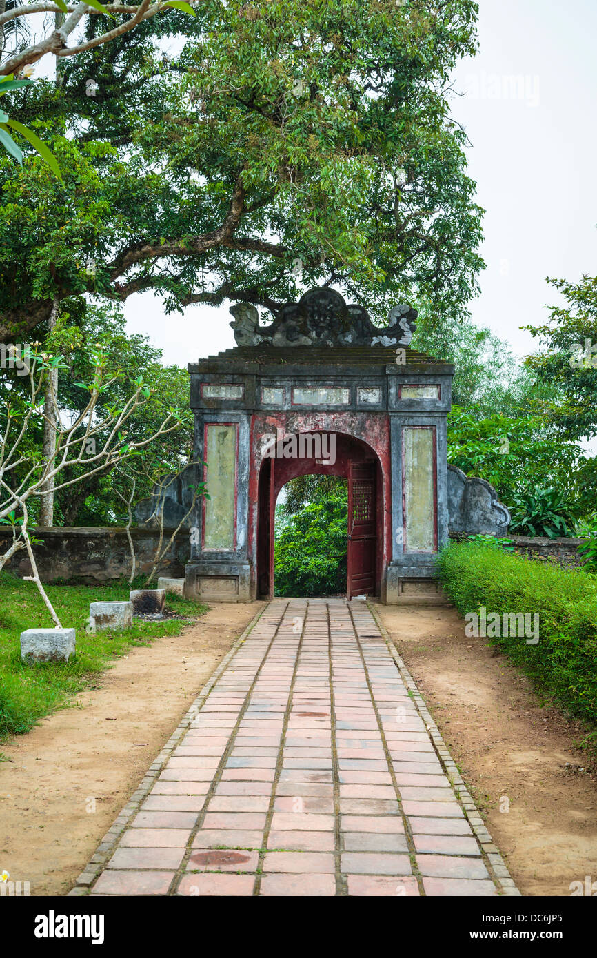 Un vecchio rustico cancello in Thien Mu Pagoda vicino a tonalità, Vietnam, in Asia. Foto Stock