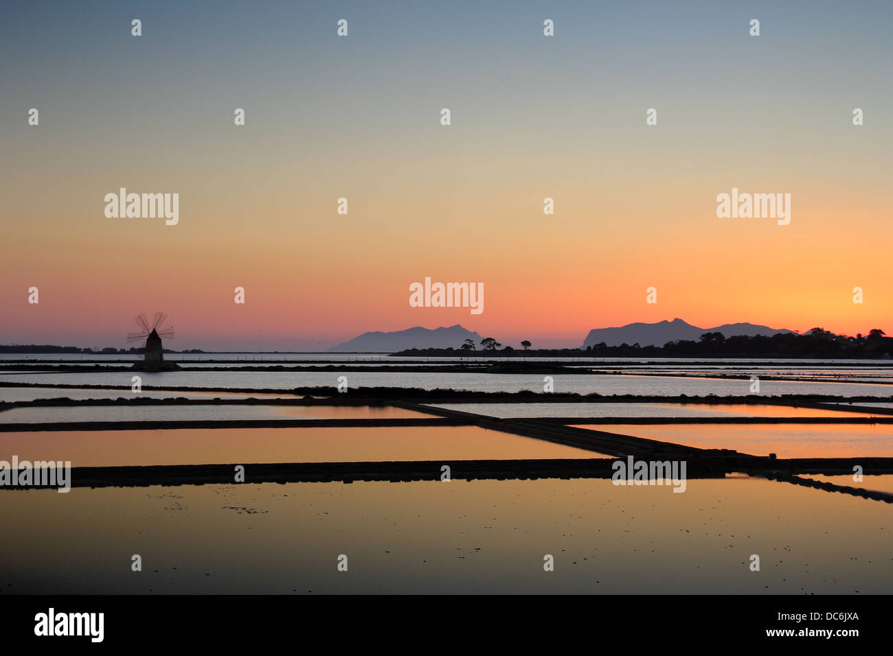 Vecchi Mulini a vento sulle saline in Sicilia Foto Stock