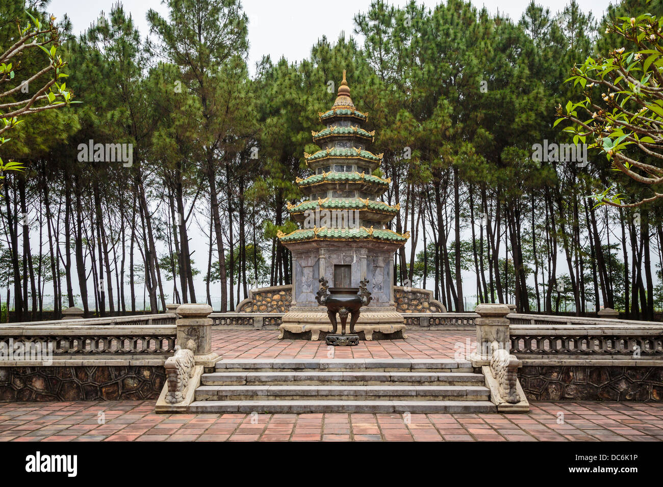 Un edificio pagoda a Thien Mu Pagoda sito nelle vicinanze di tonalità, Vietnam, Asia Foto Stock