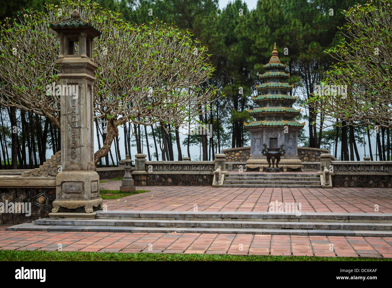 Un edificio pagoda a Thien Mu Pagoda sito nelle vicinanze di tonalità, Vietnam, Asia Foto Stock