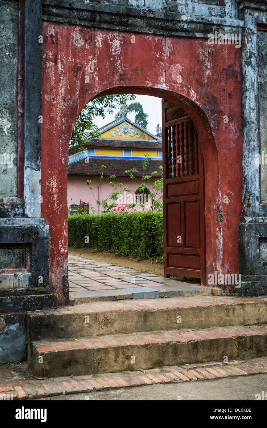 Un vecchio rustico cancello in Thien Mu Pagoda vicino a tonalità, Vietnam, in Asia. Foto Stock