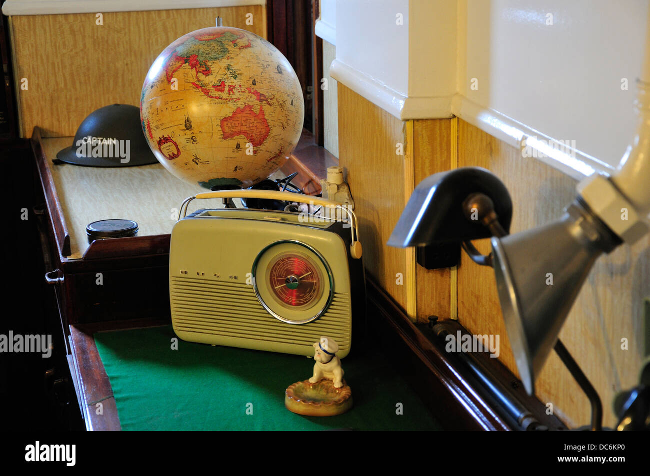 Chatham, Kent, Inghilterra. Chatham Historic Dockyard. HMS Cavalier (1944) distruttore. Capitano della cabina giorno Foto Stock