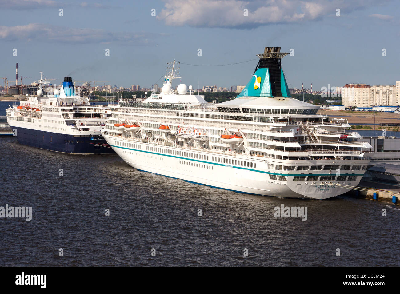 La nave di crociera Artania accanto al terminal delle crociere Isola Vasilievsky San Pietroburgo Russia Foto Stock