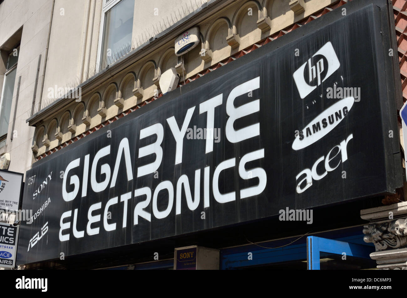 Gigabyte Electronics logo segno al di fuori di un negozio di elettronica in Tottenham Court Road, Londra, Regno Unito Foto Stock