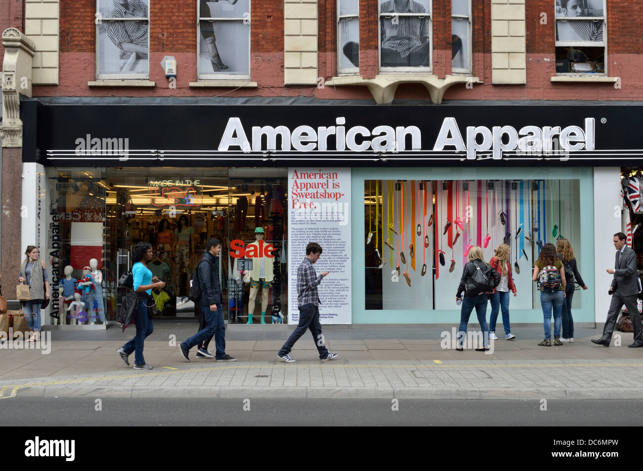 American Apparel fashion shop in Oxford Street, Londra, Regno Unito. Foto Stock
