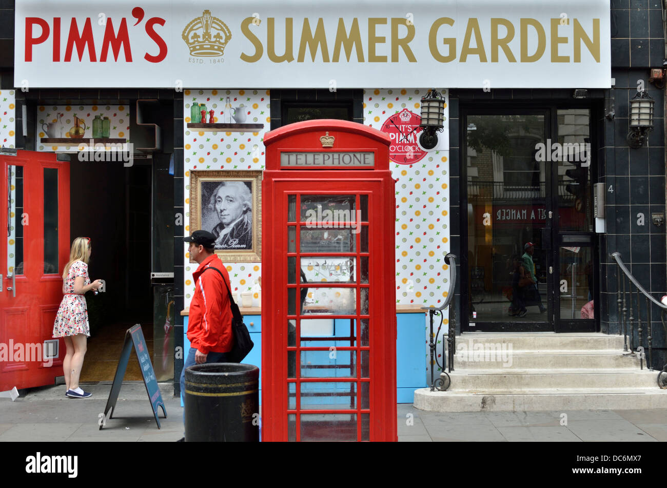 Il Pimm's giardino estivo promozione evento in uno spazio bianco in Covent Garden di Londra, Regno Unito. Foto Stock