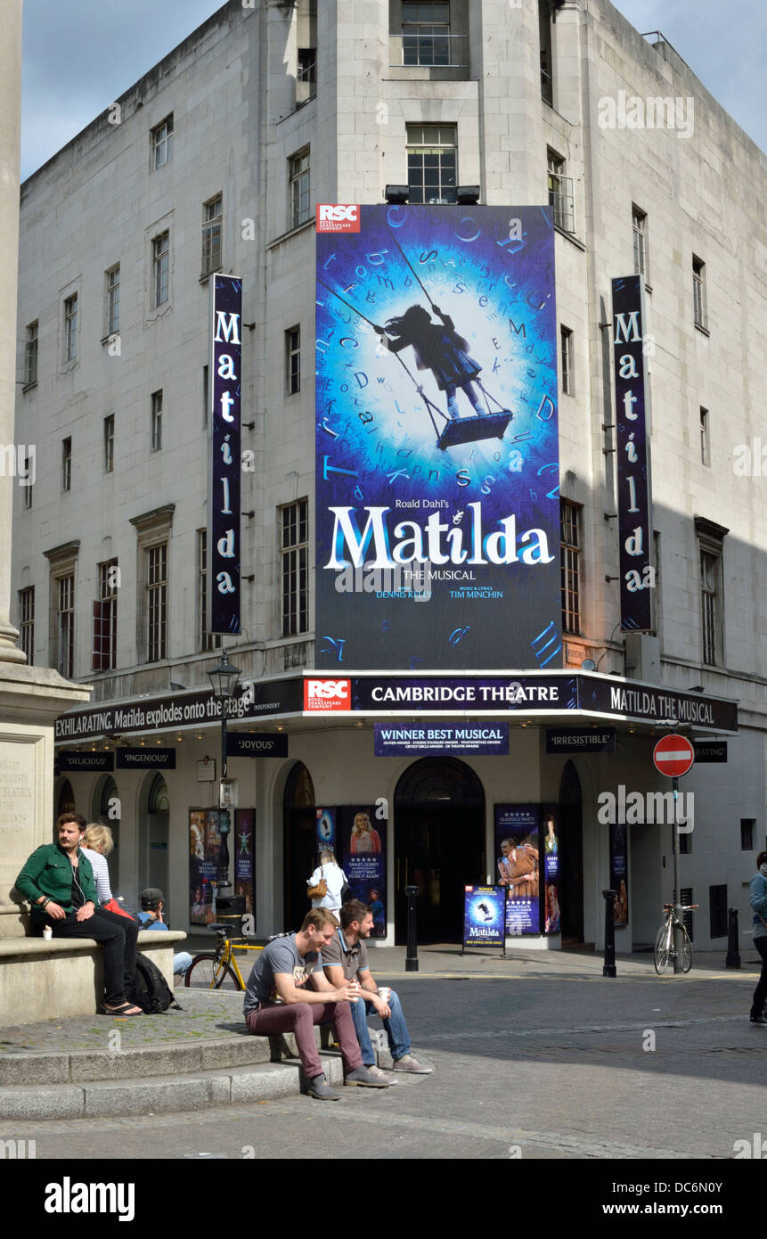 Matilde billboard musicali al di fuori della Cambridge Theatre, il Seven Dials di Covent Garden di Londra, Regno Unito. Foto Stock