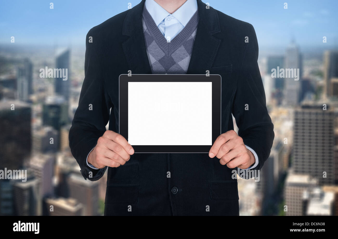 Bel uomo d affari in abito nero mostra moderna tavoletta digitale con schermo vuoto. Isolato su sfondo paesaggio urbano Foto Stock