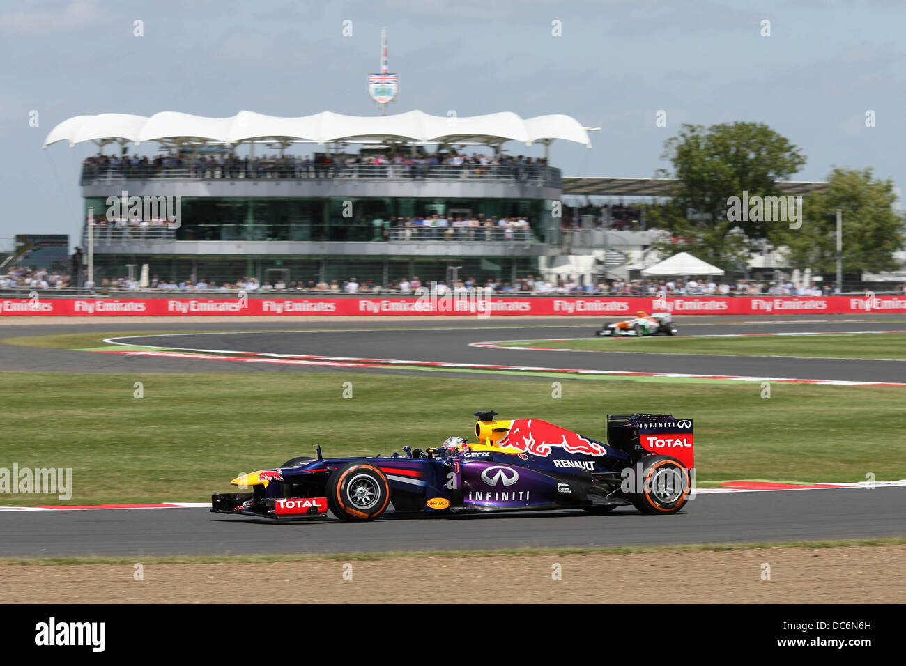Sebastian Vettel e la Red Bull Racing passa il BRDC Clubhouse al 2013 F1 Gran Premio di Gran Bretagna a Silverstone. Foto Stock