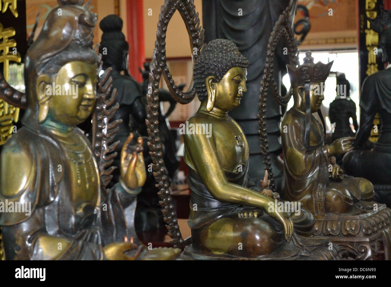 Statue in bronzo a Viharnra Sien - Anek Kusala sala. La pagoda cinese Pavilion vicino a Pattaya Foto Stock