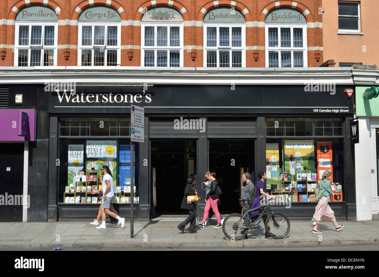 Waterstone's bookshop in Camden High Street, Camden Town, Londra, Regno Unito. Foto Stock