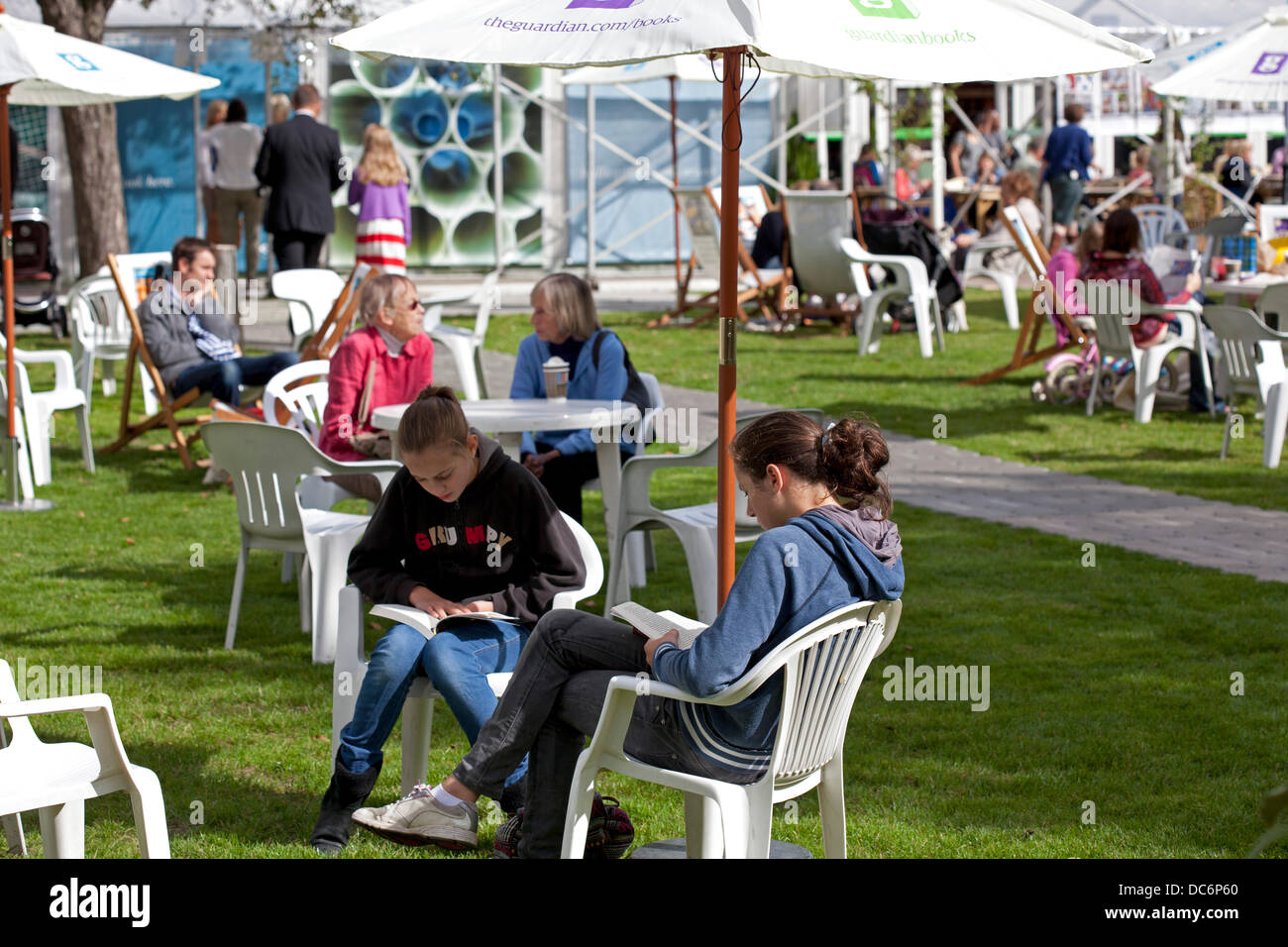 Edimburgo, 10 agosto 2013, giorno di apertura del trentesimo Edinburgh International Book Festival 2013 Foto Stock