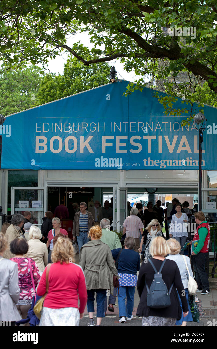 Edimburgo, 10 agosto 2013, giorno di apertura del trentesimo Edinburgh International Book Festival 2013 Foto Stock