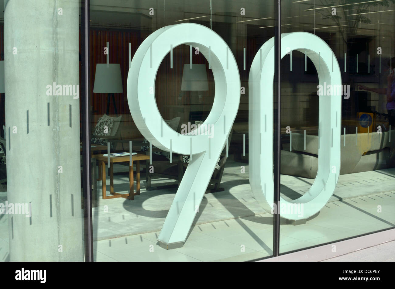 Il numero 90 novanta in una finestra di ufficio Foto Stock