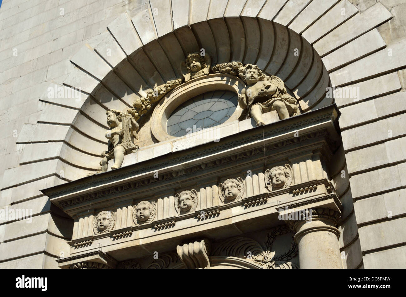 Lavori ornamentali in pietra sulla parte esterna di Santa Maria le Bow chiesa in Cheapside, City of London, Londra, Regno Unito. Foto Stock