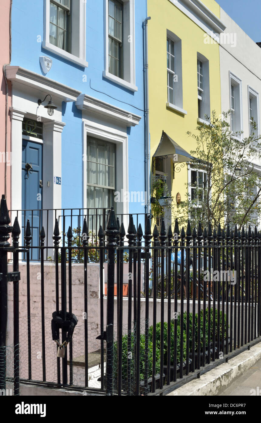 Colorate case a schiera in Campden Hill Road W8, Notting Hill, Londra, Regno Unito. Foto Stock