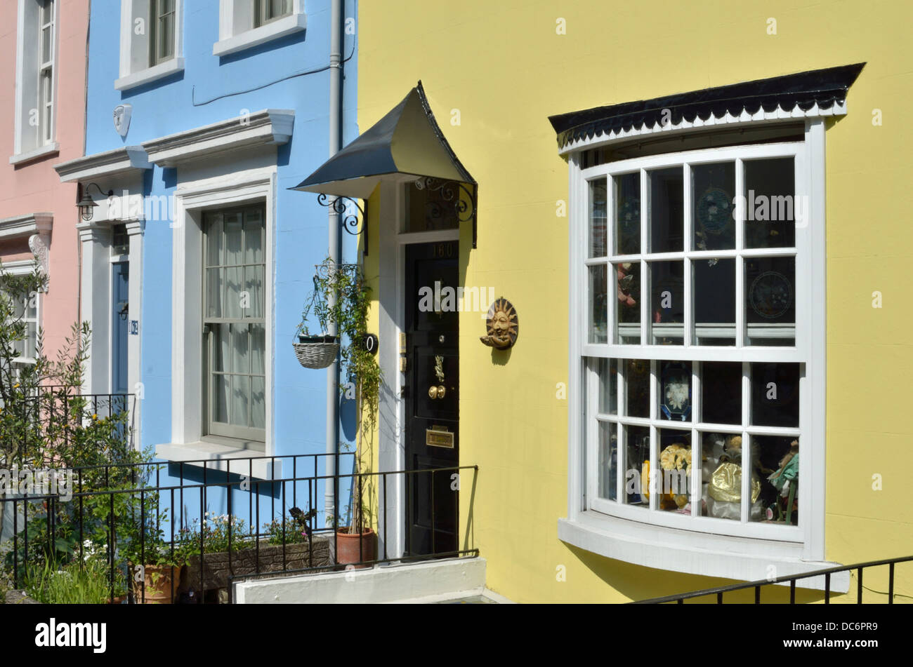 Colorate case a schiera in Campden Hill Road W8, Notting Hill, Londra, Regno Unito. Foto Stock