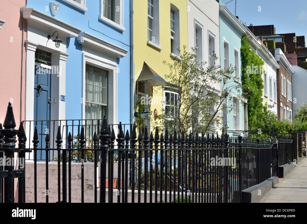 Colorate case a schiera in Campden Hill Road W8, Notting Hill, Londra, Regno Unito. Foto Stock