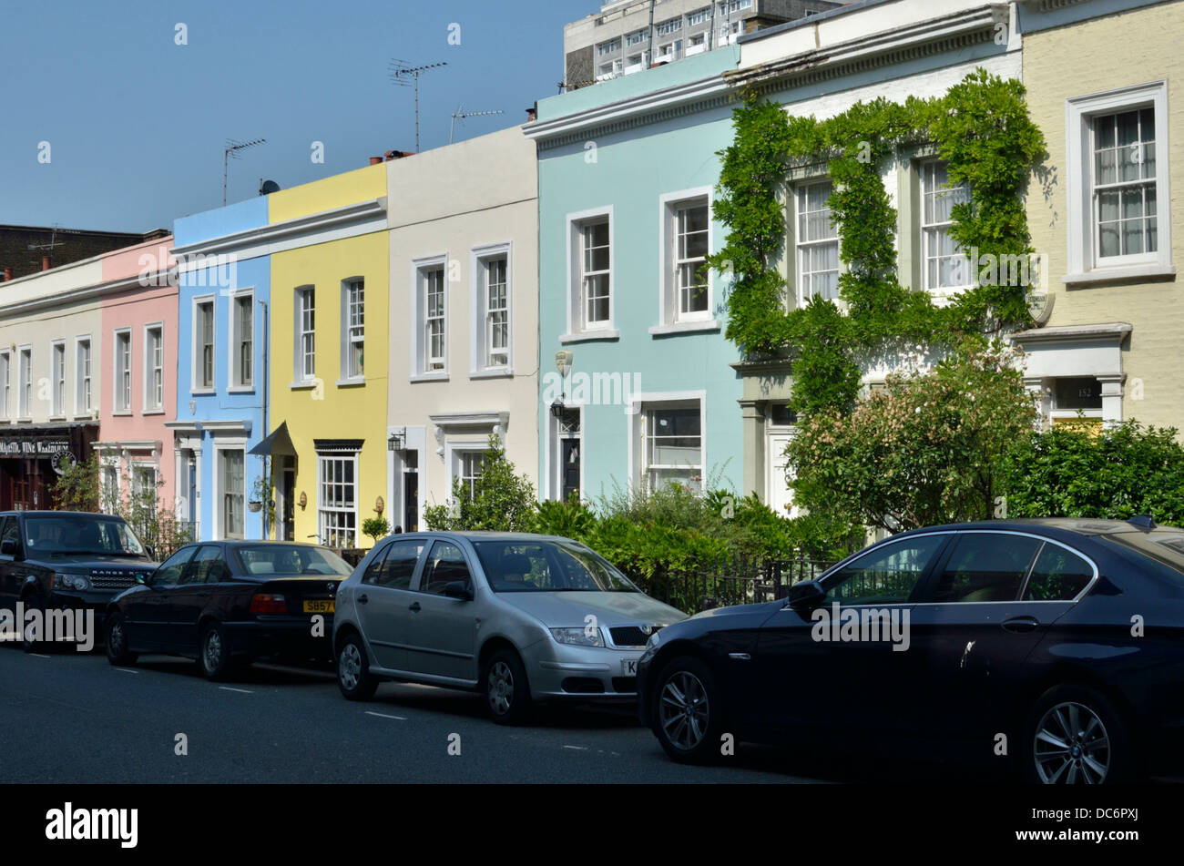 Colorate case a schiera in Campden Hill Road W8, Notting Hill, Londra, Regno Unito. Foto Stock