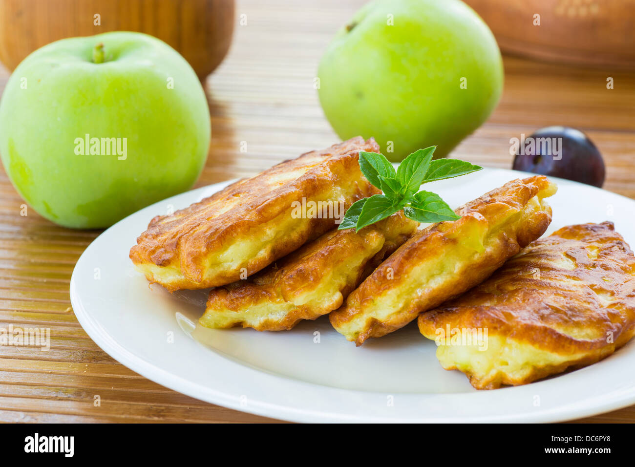 Frittelle dolci con le mele su una piastra Foto Stock
