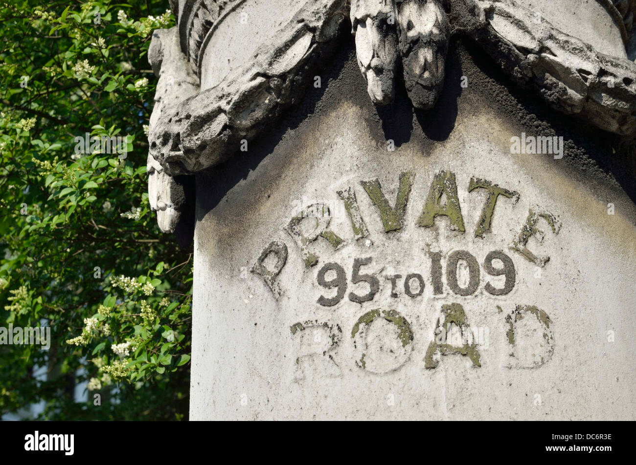 Indossata "strada privata' segno su un pilastro di pietra, London, Regno Unito Foto Stock