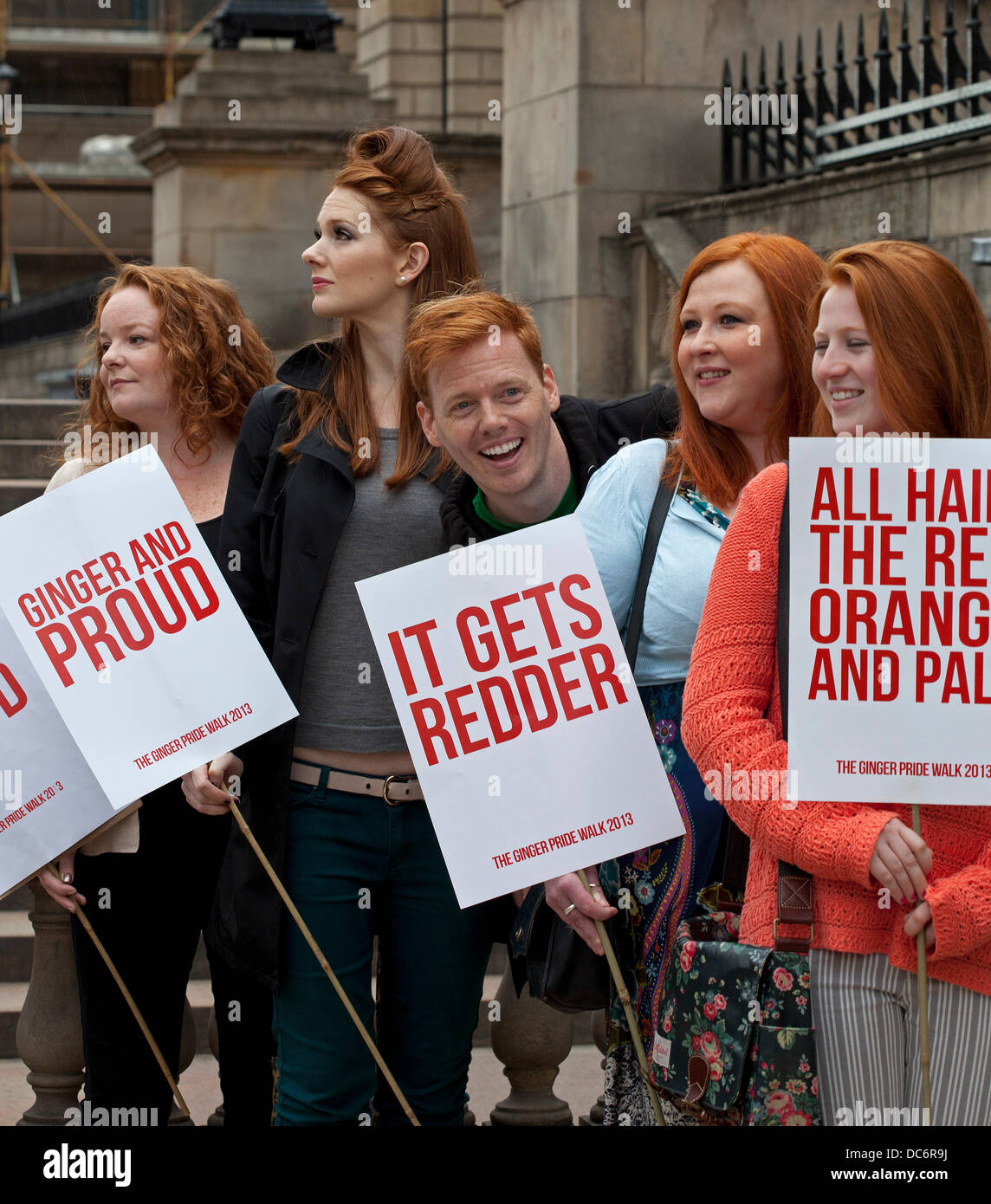 Edinburgh, Regno Unito. Il 10 agosto 2013. Una i capelli rossi comico conduce a marzo in tutta Edimburgo nel nome di zenzero orgoglio. Shawn Hitchins la manifestazione ha visto un gruppo di redheads discenda su East End di Princes Street per aumentare la consapevolezza della cosiddetta "gingerism" pregiudizi Shawn è citato come dicendo,"internazionalmente, capelli rossi è legato alla identità della Scozia e dovrebbe essere un motivo per festeggiare. "È totalmente ironico', Hitchins sta attualmente eseguendo la sua nazione di zenzero mostra presso la città del Fringe Festival. Credito: Arch bianco/Alamy Live News Foto Stock