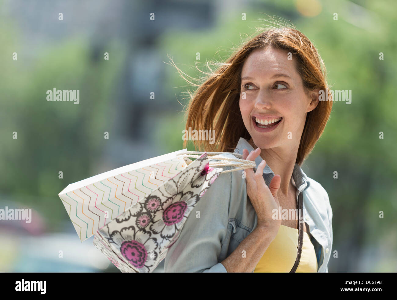 Donna con le borse della spesa Foto Stock