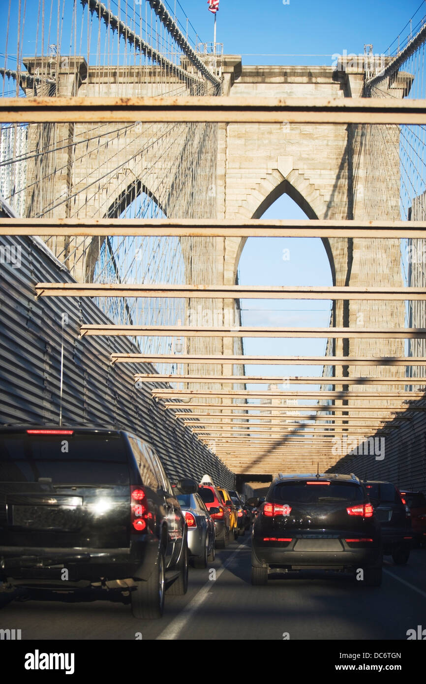 Stati Uniti d'America, nello Stato di New York, New York City, auto sul ponte di Brooklyn Foto Stock