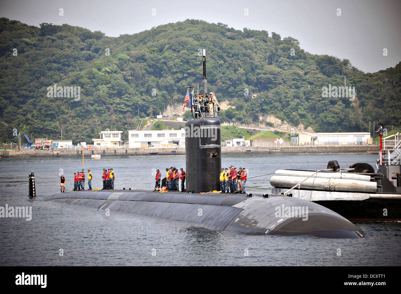 US Navy Los Angeles-classe attacco rapido sommergibile USS Santa Fe arriva a le attività della flotta Yokosuka per una visita programmata il 8 agosto 2013 a Yokosuka, Giappone. Foto Stock