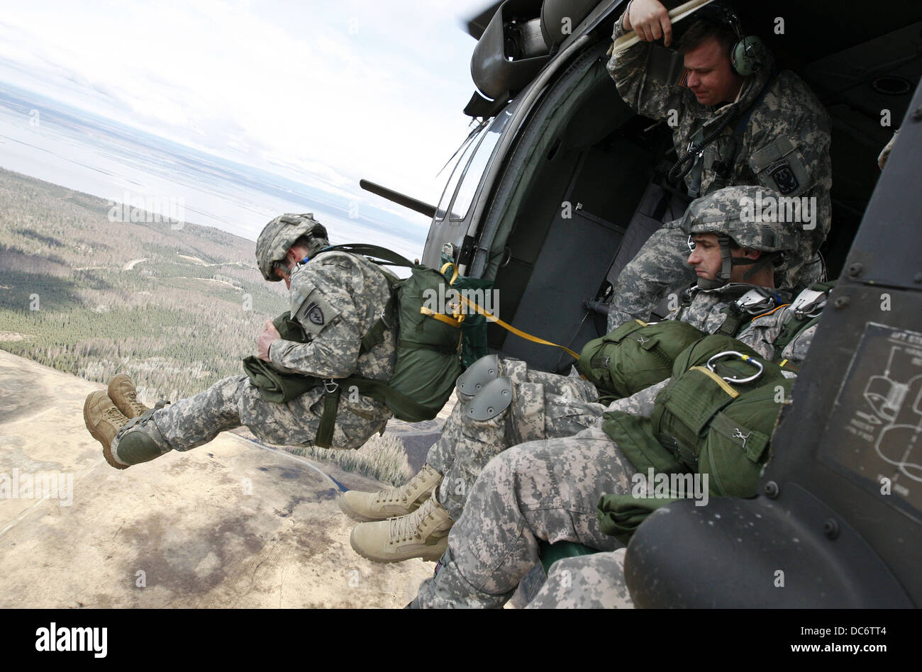 I soldati USA paracadute da un UH-60 Black Hawk elicottero Maggio 23, 2013 oltre malamute nella zona di caduta sulla giunzione base Elmendorf-Richardson, Alaska. Foto Stock