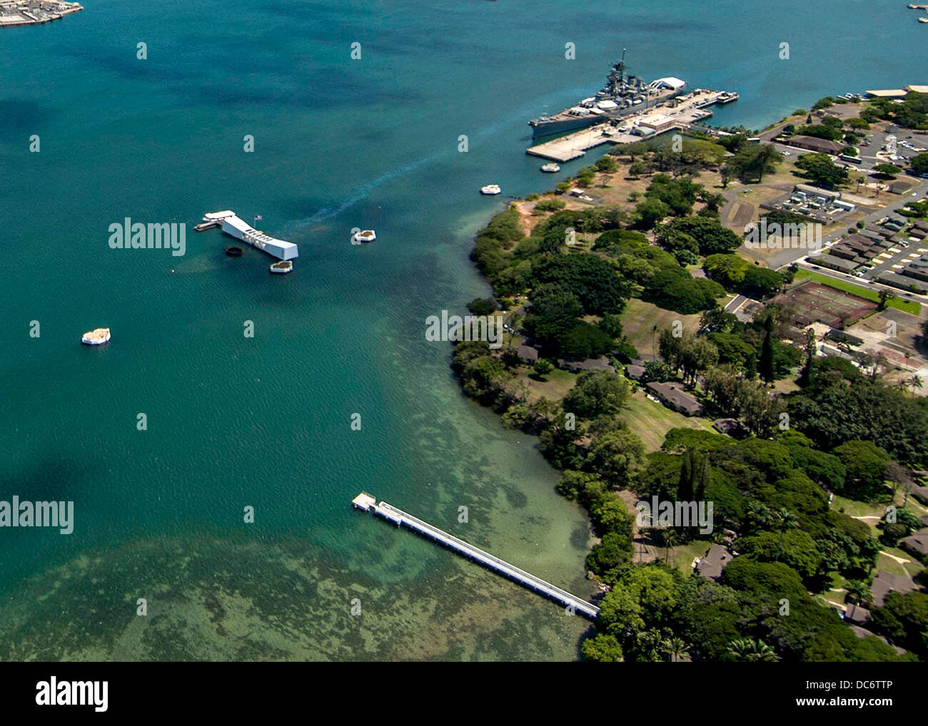 Vista aerea della USS Arizona e la USS Missouri Memoriali a Ford Island Agosto 6, 2013 Pearl Harbor, Hawaii. Foto Stock