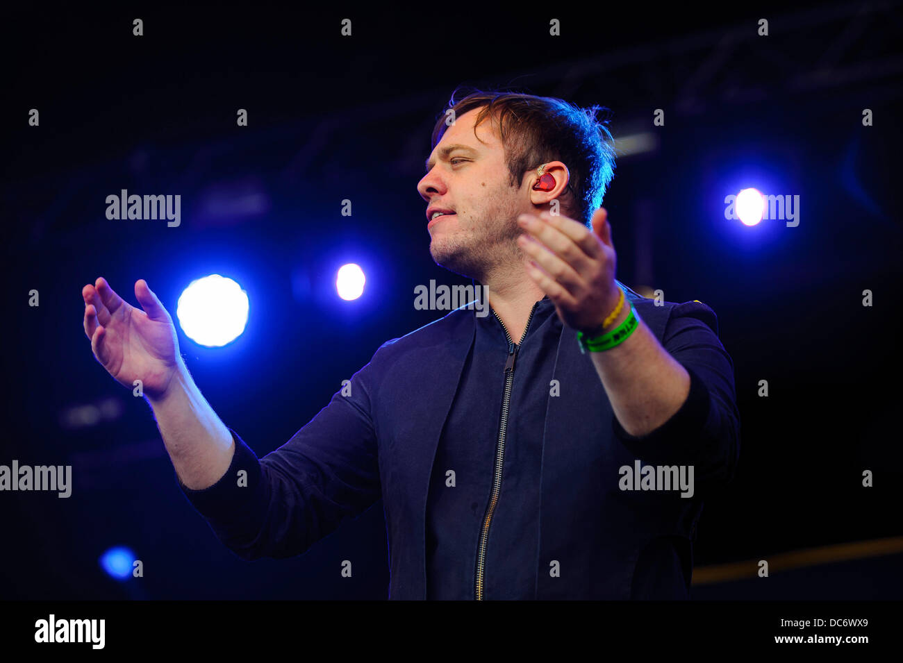 Newquay, Regno Unito. 09Aug, 2013. Tutto tutto front man Jonathan bosone di Higgs canta come la band suonare la principale tappa del giorno tre di Boardmasters Festival a Watergate Bay. Boardmasters è un annuale Surf, BMX, skateboard e Music Festival che si tiene in 5 giorni su due siti in Newquay, Cornwall. Credito: Azione Sport Plus/Alamy Live News Foto Stock