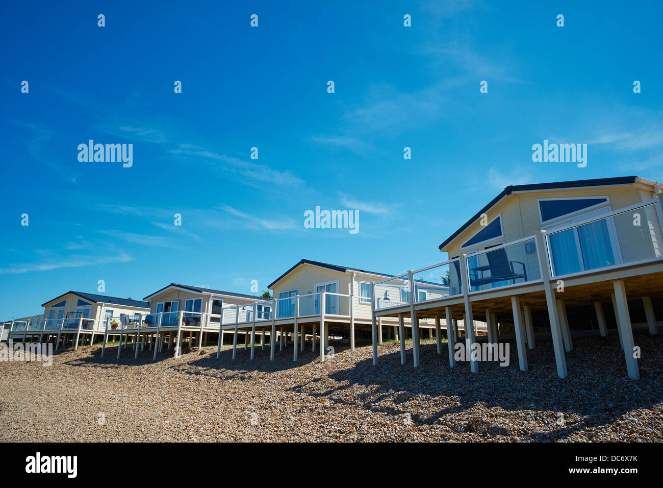 Static Holiday caravan da un pool di Romney Sands New Romney Kent REGNO UNITO Foto Stock