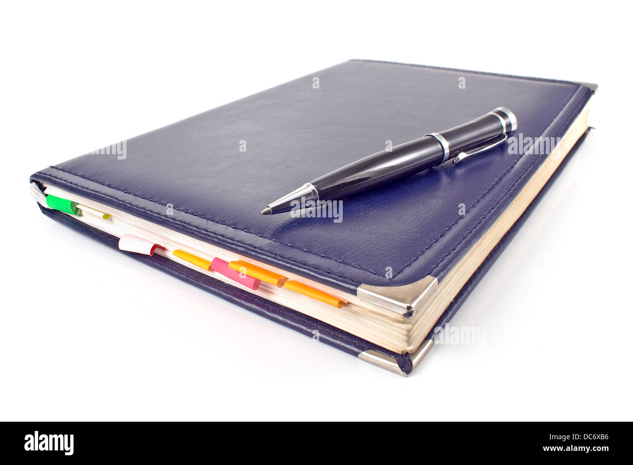 Penna e notebook blu isolato su bianco Foto Stock