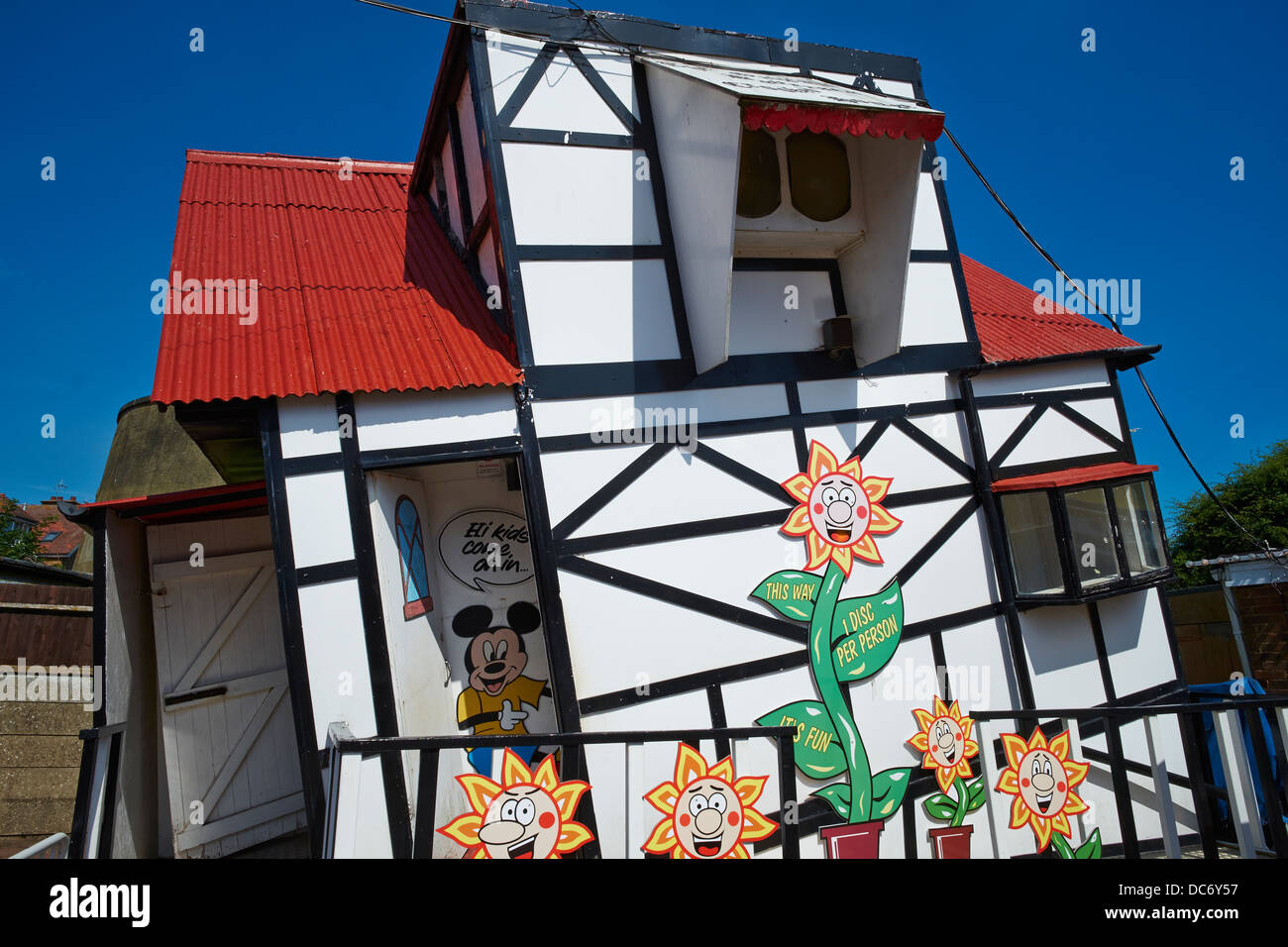 Crooked House a Dymchurch Amusement Park High Street Dymchurch Kent REGNO UNITO Foto Stock